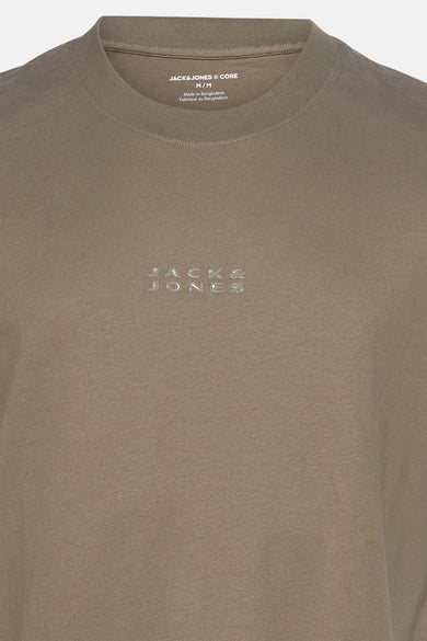 T-shirt vert de mantes courtes man CORE par par JACK & JONES, sub subtil logo sur la poitrine.