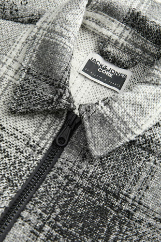 Grijs gilet van CORE BY JACK & JONES met een geruite textuur en zwarte rits.
