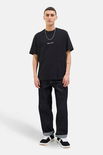 T-shirt noir à manches courtes d'ORIGINALS BY JACK & JONES, avec une chaîne argentée et des jeans foncés.