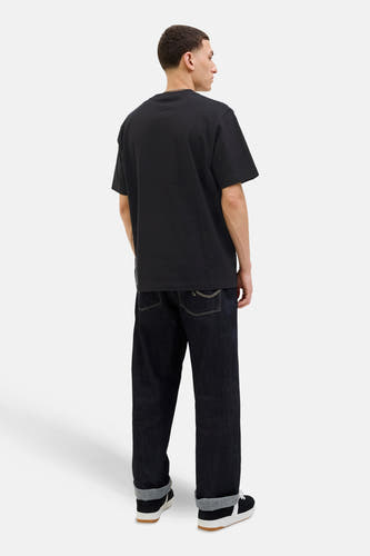 T-shirt noir à manches courtes d'ORIGINALS BY JACK & JONES, associé à des jeans foncés décontractés et des sneakers noires.