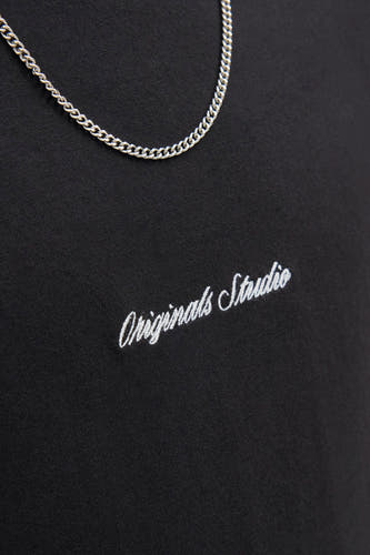 T-shirt noir à manches courtes d'Originals by Jack & Jones, avec une chaîne en argent et un texte brodé.