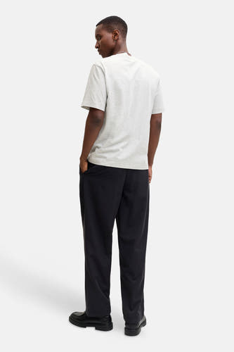 Grijs T-shirt met korte mouwen van ORIGINALS BY JACK & JONES, achterkant gezien, gecombineerd met zwarte broek en schoenen.