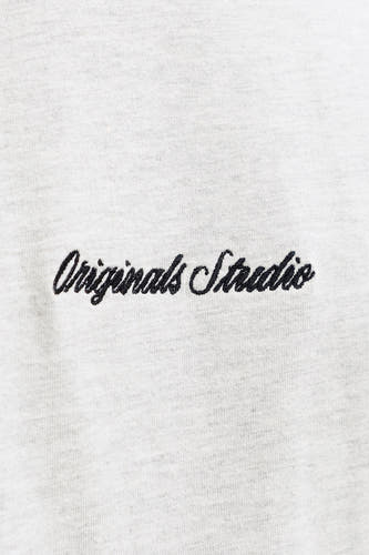 Grijs T-shirt met korte mouwen van ORIGINALS BY JACK & JONES, met een geborduurd opschrift.
