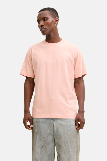 Roze T-shirt met korte mouwen van ORIGINALS BY JACK & JONES, gedragen met een jeansbroek.