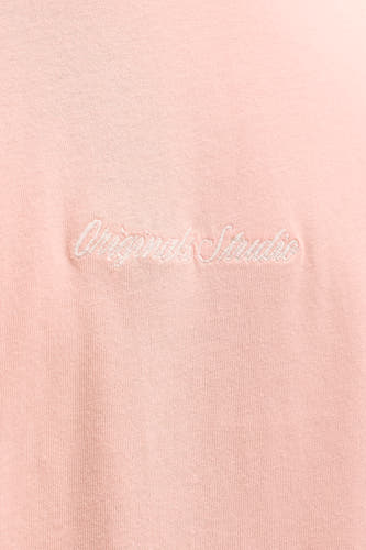 T-shirt à manches courtes rose de ORIGINALS BY JACK & JONES, avec texte brodé sur la poitrine.