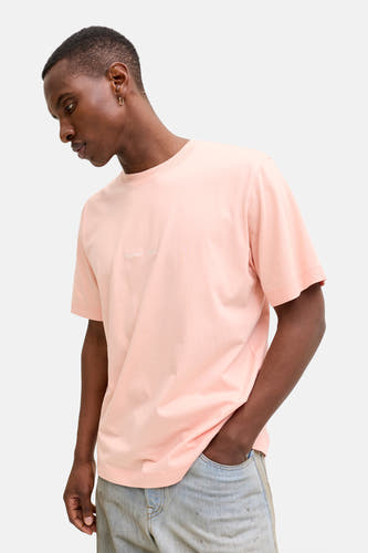 T-shirt rose à manches courtes de ORIGINALS BY JACK & JONES, porté avec un jean.