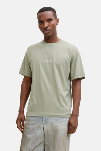 T-shirt vert à manches courtes de ORIGINALS BY JACK & JONES, avec un petit texte brodé sur la poitrine.