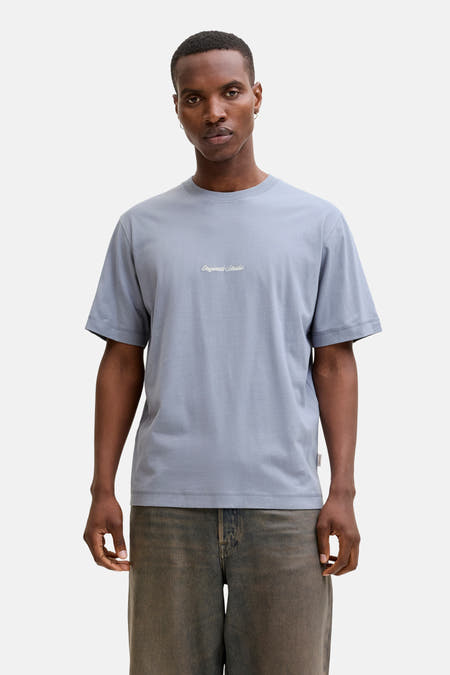 Blauw T-shirt met korte mouwen van Originals by Jack & Jones, gedragen met een jeansbroek.