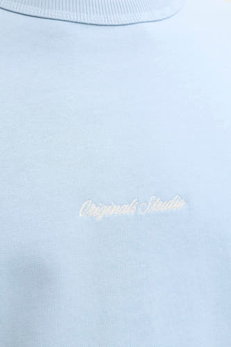 Lichtblauwe sweater met ronde hals van ORIGINALS BY JACK & JONES met witte 'Originals Studio' borduurtekst op de borst.