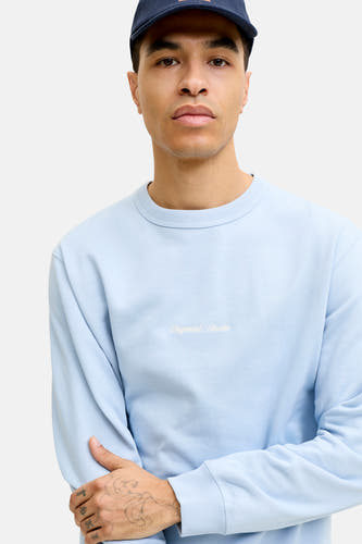 Lichtblauwe sweater met ronde hals van ORIGINALS BY JACK & JONES, voorzien van witte 'Originals Studio' borduurtekst op de borst.
