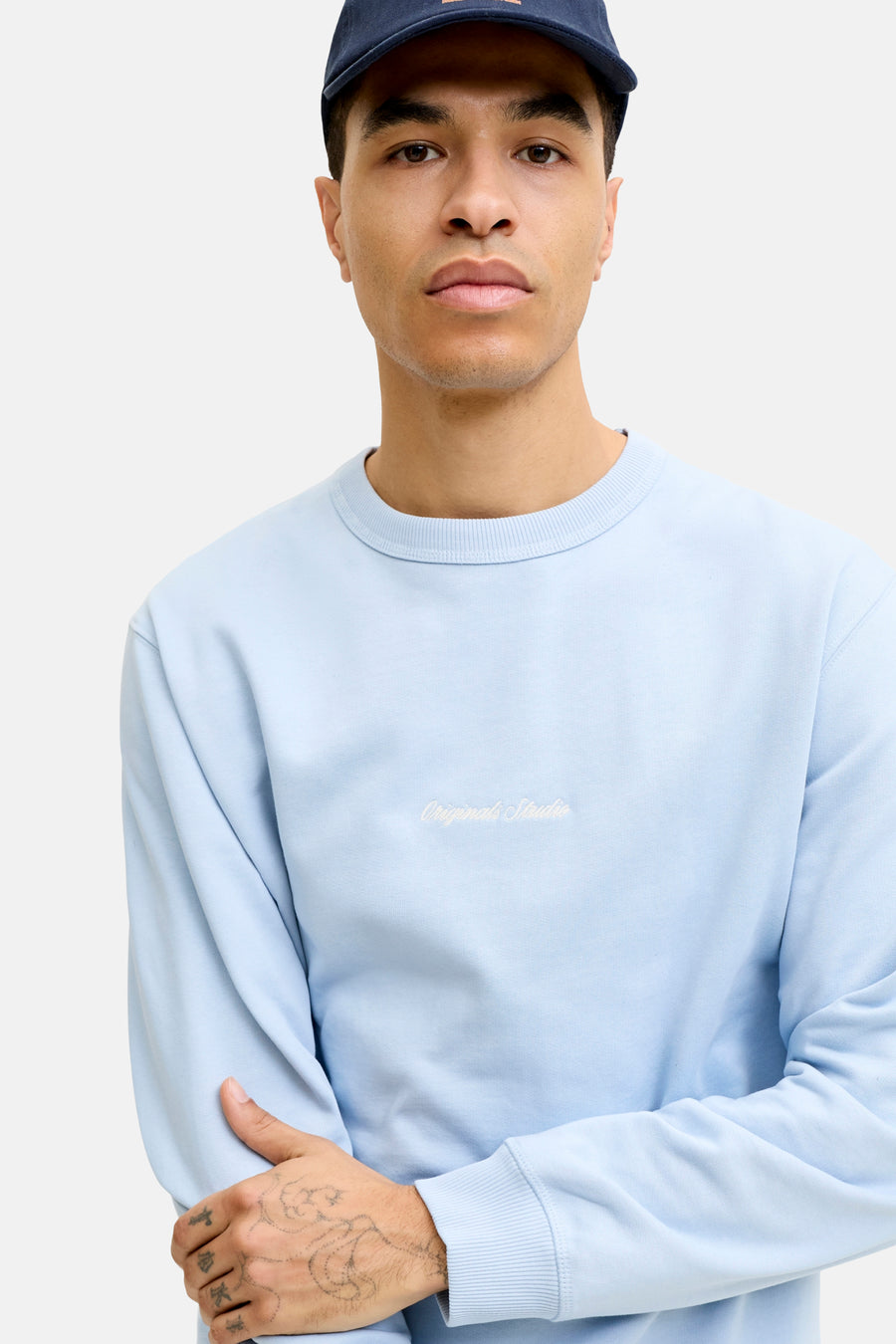 Lichtblauwe sweater met ronde hals van ORIGINALS BY JACK & JONES, voorzien van witte 'Originals Studio' borduurtekst op de borst.