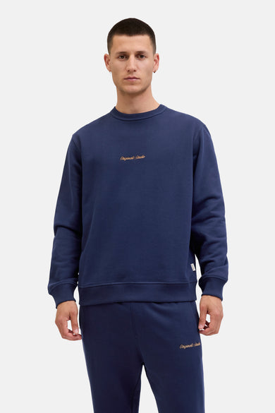 Blauwe sweater met ronde hals van ORIGINALS BY JACK & JONES, met geborduurd logo op de borst en joggingbroek.
