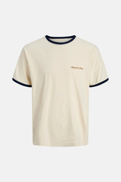 T-shirt beige à manches courtes d'ORIGINALS BY JACK & JONES, avec finition bleu marine le long de la ligne du col et des manches.