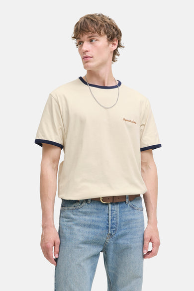 T-shirt beige à manches courtes d'Originals by Jack & Jones, avec une finition bleu marine et un slogan sur la poitrine.