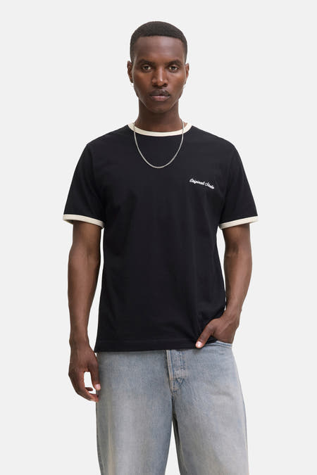 Zwart T-shirt met korte mouwen van Originals by Jack & Jones, met witte accenten en een zilveren ketting.