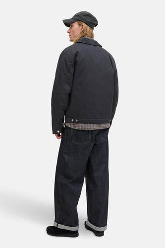 Zwarte korte jas van ORIGINALS BY JACK & JONES, met een geruit hemd en donkere jeans.