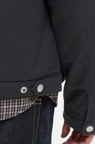 Zwarte korte jas van ORIGINALS BY JACK & JONES, met zilverkleurige drukknopen en een zichtbaar geruit hemd.
