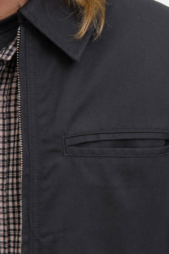 Zwarte korte jas van ORIGINALS BY JACK & JONES, met zichtbare zak en geruite blouse met ritssluiting.