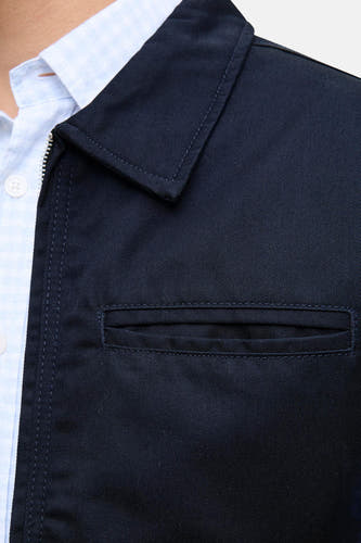 Blauwe korte jas van ORIGINALS BY JACK & JONES, met een borstzakje en een lichtblauw overhemd eronder.