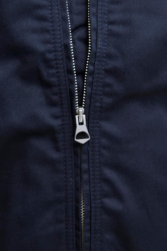 Blauwe korte jas van ORIGINALS BY JACK & JONES, met zilverkleurige ritssluiting en fijne, donkere stiksels.
