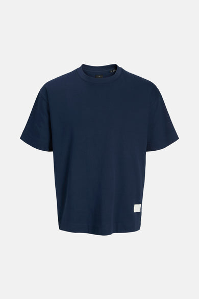 T-shirt bleu à manches courtes de PREMIUM by JACK & JONES, avec un petit étiquette blanche en bas.