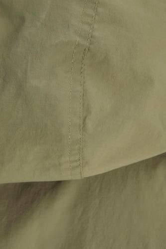 Groene korte jas van ORIGINALS BY JACK & JONES, close-up van de stof en stiksels.
