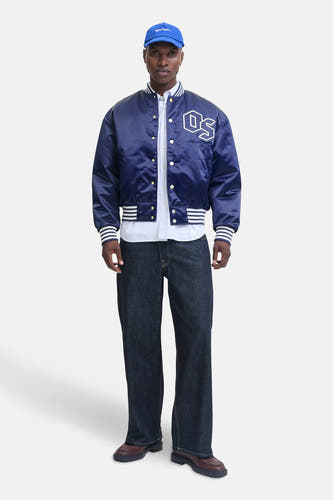 Blauwe jas van ORIGINALS BY JACK & JONES, met witte "OS" letters en een blauwe pet.