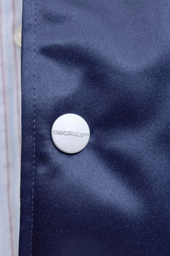 Blauwe jas van ORIGINALS BY JACK & JONES met zilveren drukknoop met merknaam in reliëf.