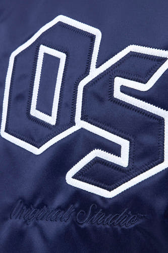 Blauw jas van ORIGINALS BY JACK & JONES, met geborduurde letters en logo op de voorkant.