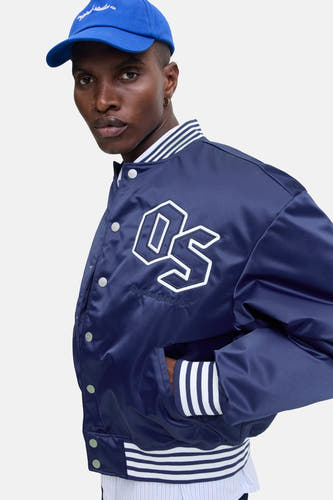 Blauw jack van ORIGINALS BY JACK & JONES met witte accenten, op het model, met pet.
