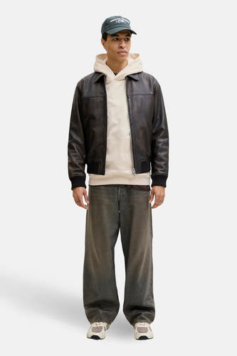Beige sweater met kap van ORIGINALS BY JACK & JONES, met lange mouwen en een losse pasvorm, gedragen onder een leren jas.