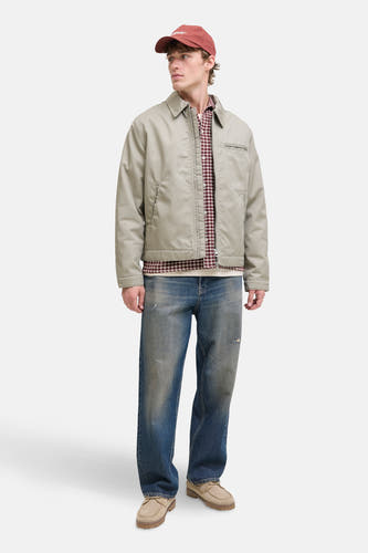 Rood overhemd met lange mouwen van ORIGINALS BY JACK & JONES, met een ruitpatroon en gedragen met een jas en jeans.