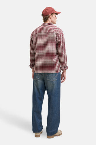 Rood hemd met lange mouwen van ORIGINALS BY JACK & JONES, met een ruitpatroon, gecombineerd met een pet en jeans.