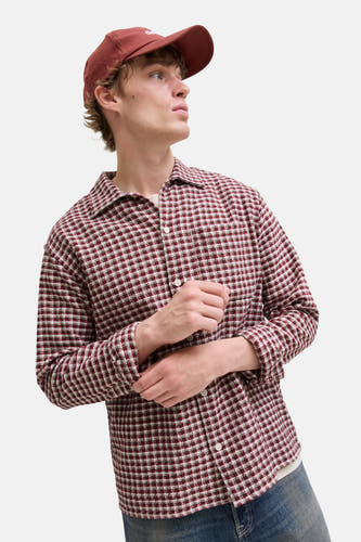 Rood overhemd met lange mouwen van ORIGINALS BY JACK & JONES, met een klein ruitjespatroon en een informele pet.
