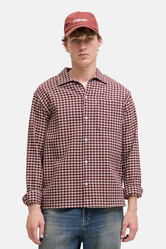Rood, lange mouwen hemd van ORIGINALS BY JACK & JONES, met ruitpatroon en een casual pasvorm, gedragen met een pet.
