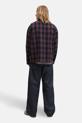 Multikleurig overhemd met lange mouwen van ORIGINALS BY JACK & JONES, met een ruitpatroon, gedragen met een donkere jeans.