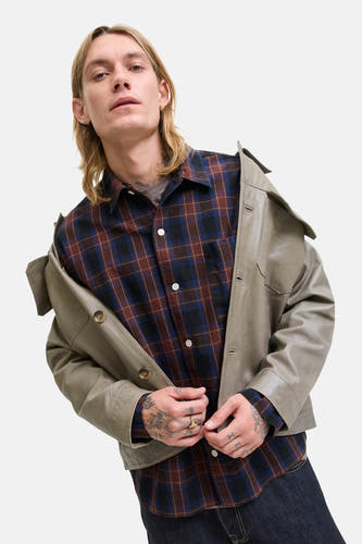 Multikleurig overhemd met lange mouwen van ORIGINALS BY JACK & JONES, met een geruit patroon, gecombineerd met een grijze jas.