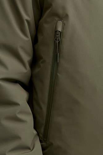 Veste courte verte de CORE BY JACK & JONES, avec une fermeture à glissière verticale, des cordons de serrage et une texture de tissu fine.