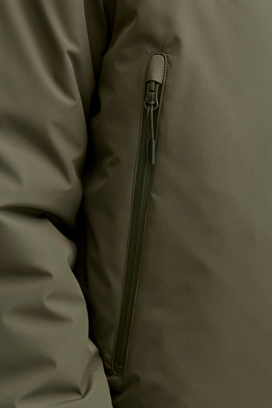 Veste courte verte de CORE BY JACK & JONES, avec une fermeture à glissière verticale, des cordons de serrage et une texture de tissu fine.