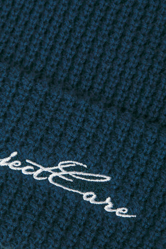Blauwe muts van ACCESSORIES BY JACK & JONES, met gebreide textuur en geborduurde details.
