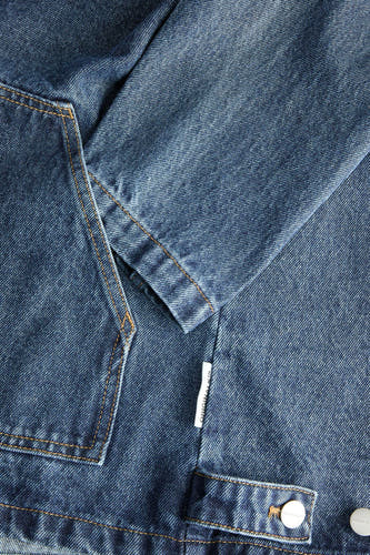 Donkerblauw jeanshemd van ORIGINALS BY JACK & JONES, met contrasterende stiksels en merkdetails.
