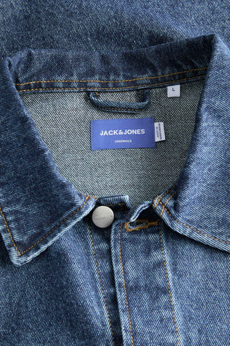 Donkerblauw jeanshemd van ORIGINALS BY JACK & JONES, met opvallende stiksels en een metalen knoop met "ORIGINALS".