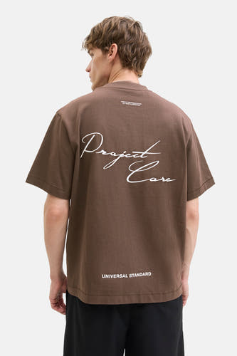 T-shirt brun à manches courtes de CORE BY JACK & JONES, avec une impression de texte blanche sur le dos.