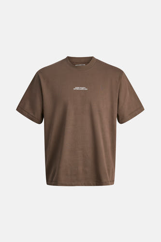 T-shirt brun à manches courtes de CORE BY JACK & JONES, avec une impression de texte blanche sur la poitrine.