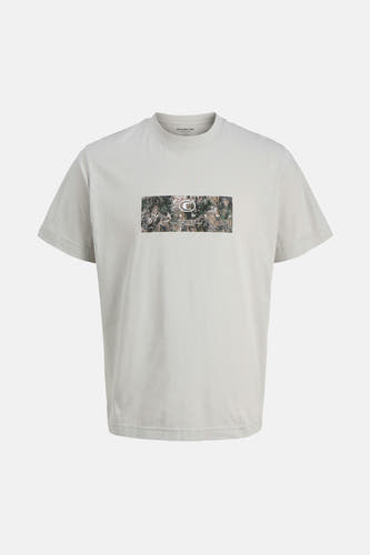 Grijs T-shirt met korte mouwen van CORE BY JACK & JONES, met camouflageprint op de borst.

