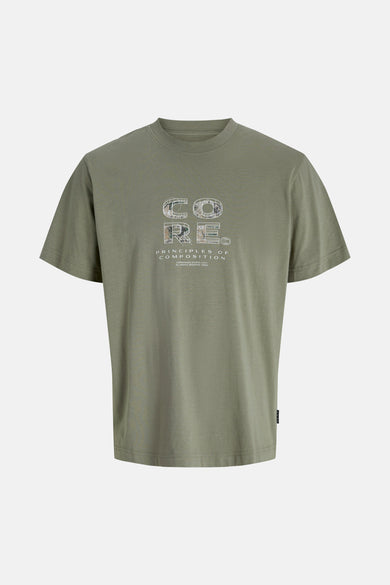 Kaki T-shirt met korte mouwen van CORE by JACK & JONES, met een grafische print op de borst.
