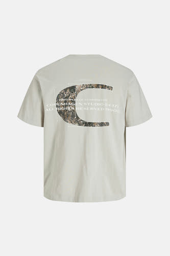 Grijs T-shirt met korte mouwen van CORE BY JACK & JONES, met print van een "C" en tekst op de rug.
