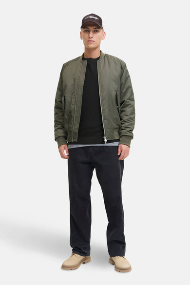 Zwarte trui met ronde hals van CORE BY JACK & JONES, met subtiele ribstructuur en casual pasvorm.
