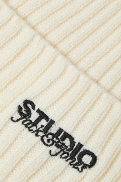 Witte muts van ACCESSORIES BY JACK & JONES, met gebreide ribbels en geborduurd logo.