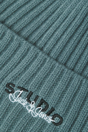 Casquette bleue d'ACCESSORIES BY JACK & JONES, avec texture tricotée et logo imprimé.